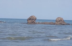 Las Comadres Beach: Relaxation Surrounded by Nature and a Captivating Legend