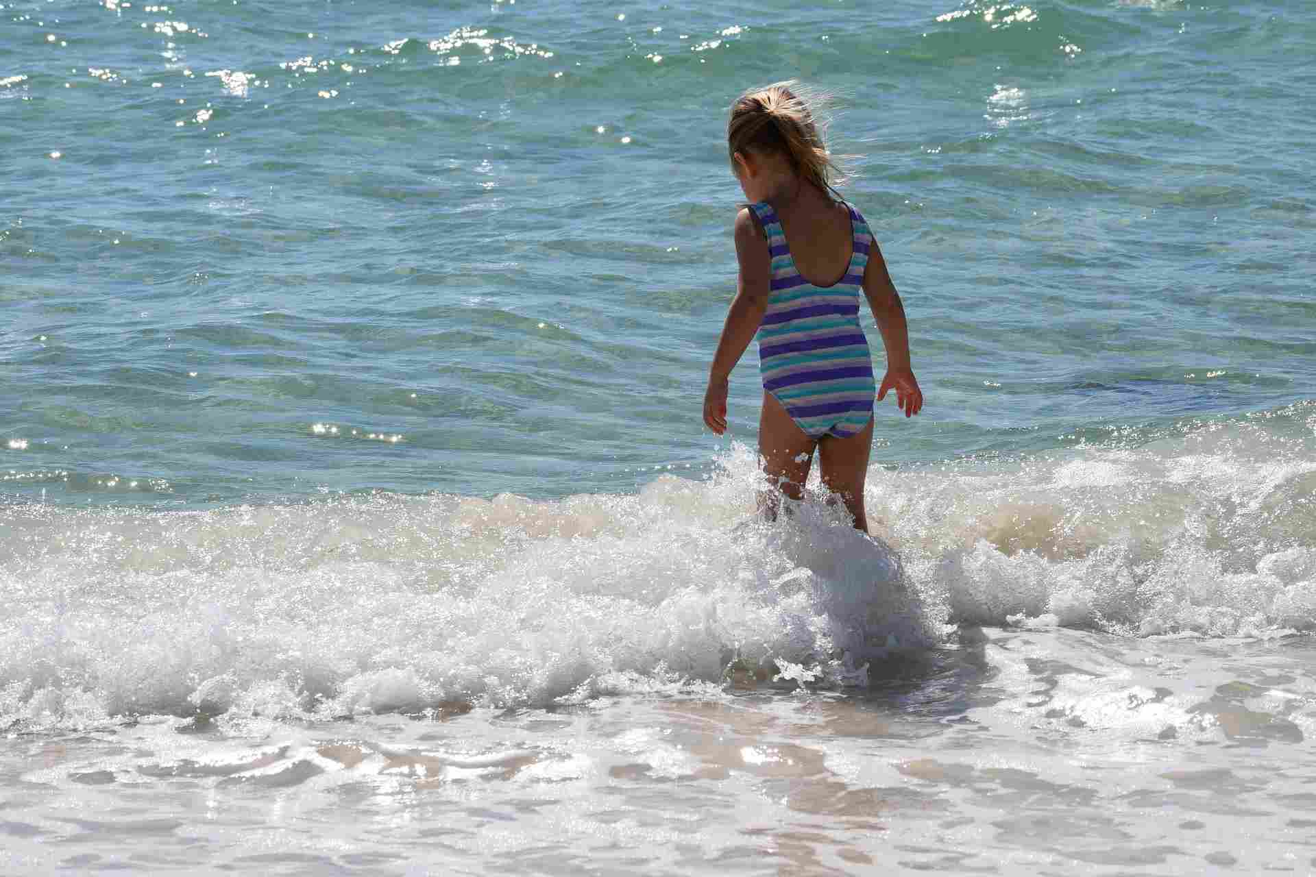 child-in-the-surf-2934459_1920_2257