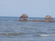 Las Comadres Beach: Relaxation Surrounded by Nature and a Captivating Legend